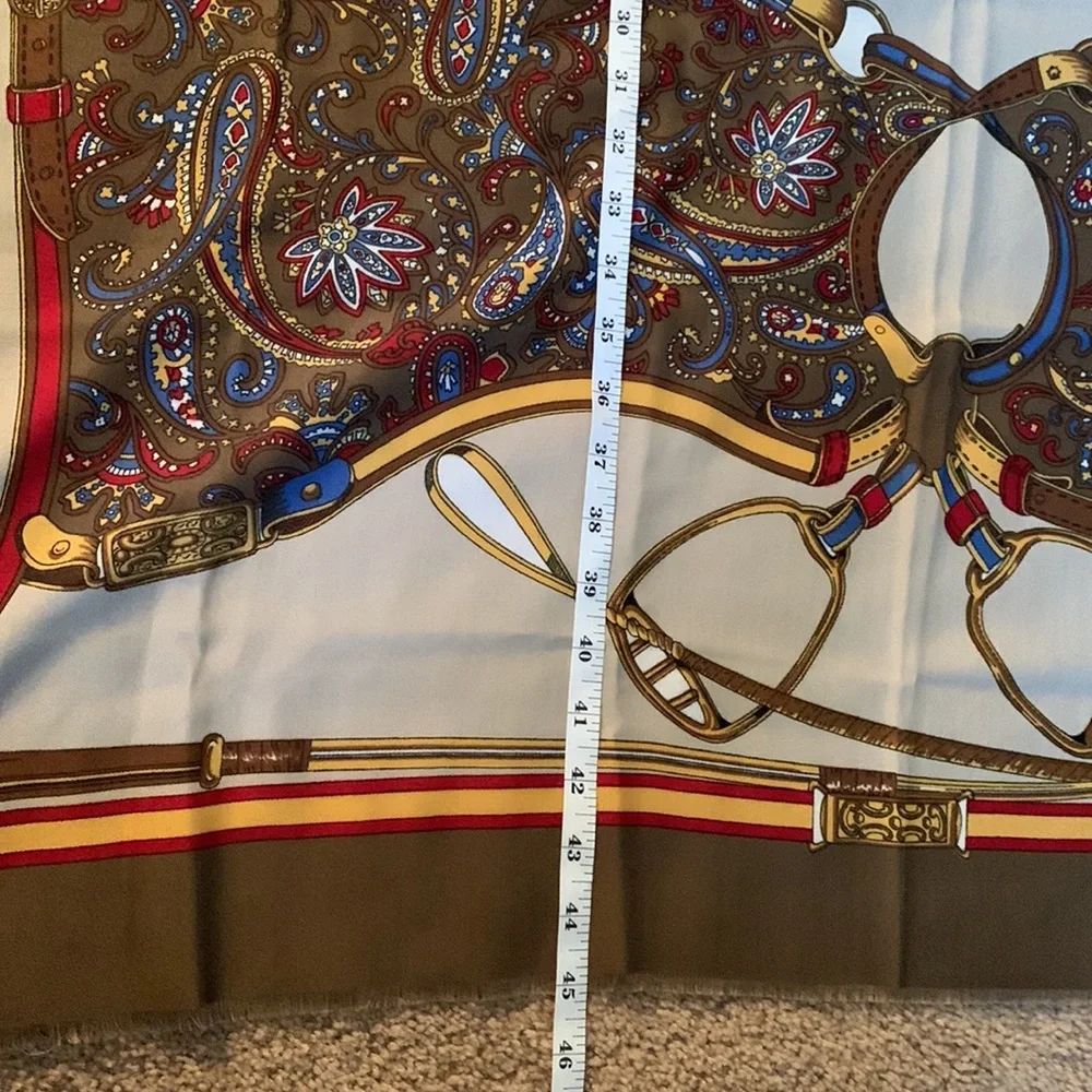 Large pattern square table covering